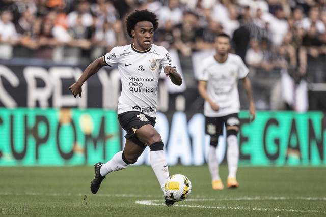 库里33+8文班亚马32+9+5+4 勇士险胜马刺4连胜