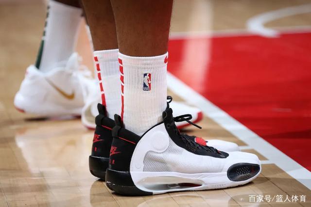 张帆17分费尔德23分北控险胜上海 闫鹏飞23+10